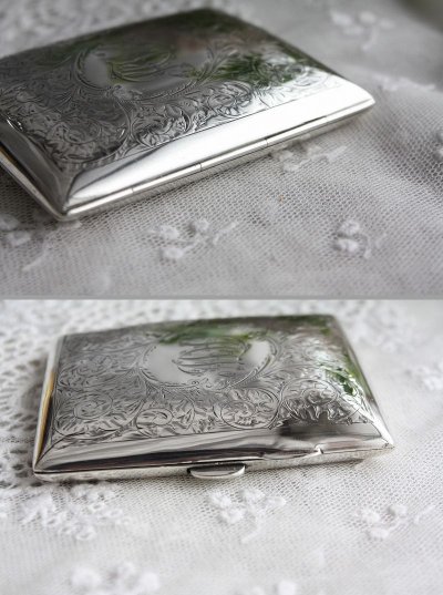 画像3: 美品　1906年　アンティークシルバー　純銀製　シガレットケース　大切な小物入れとしても！　全面エングレービング　8.5×7.5ｃｍ　90ｇ