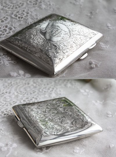 画像1: 美品　1906年　アンティークシルバー　純銀製　シガレットケース　大切な小物入れとしても！　全面エングレービング　8.5×7.5ｃｍ　90ｇ