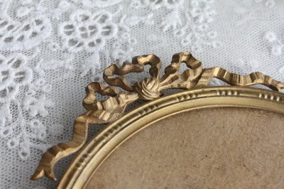 画像1: 1900年代初期　フランス製　アンティーク　真鍮リボン　円形　フォトフレーム　枯れた風合が何とも素敵　全高 15ｃｍ