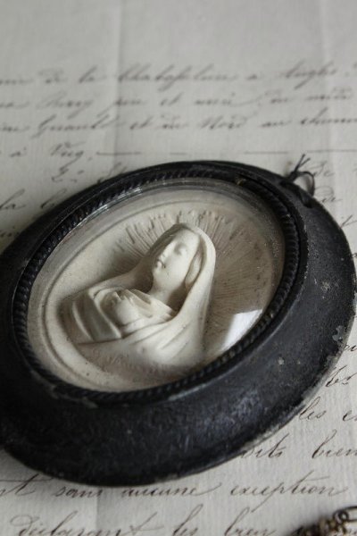 画像1: 1900年代初期　フランス製　聖母マリア（石膏）　小さな黒色楕円額（ティン）　アンティーク　ガラスドーム　レリーフ　最大径 9.5cm