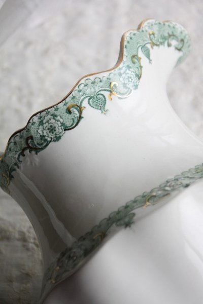 画像2: お買い得　美品　1900年代初期　イギリス製　アンティーク　優美なデザインの陶製ジャグ　花器としてお勧めです　高24ｃｍ　1381ｇ