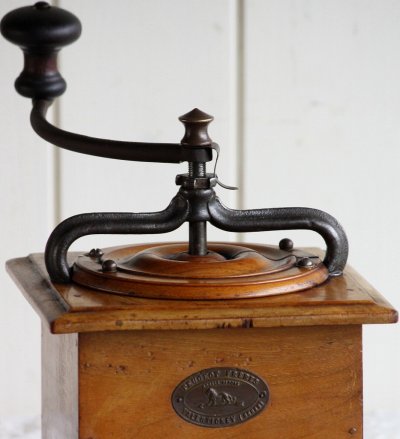 画像2: 希少美品　1850〜1930年　フランス製　アンティーク　プジョー　コーヒーミル　T型（大）クルミ材＆鋳鉄　刃は完全メンテナンス済の極美