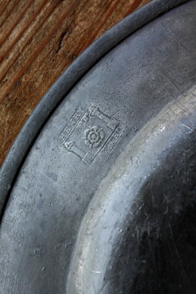 画像1: 1800年代初期　イギリス製　ユニコーン刻印　200年の時を経たアンティーク　ピュータープレート（平皿）　径 24.8ｃｍ　603ｇ