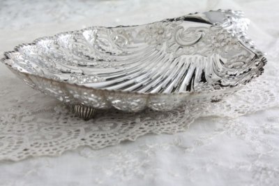 画像3: 大型極美品　見事な透かし＆飾り象嵌　純銀製　シェル・ディッシュトレイ　1910年　英国シェフィールド　アンティークシルバー　24.4ｃｍ　211ｇ