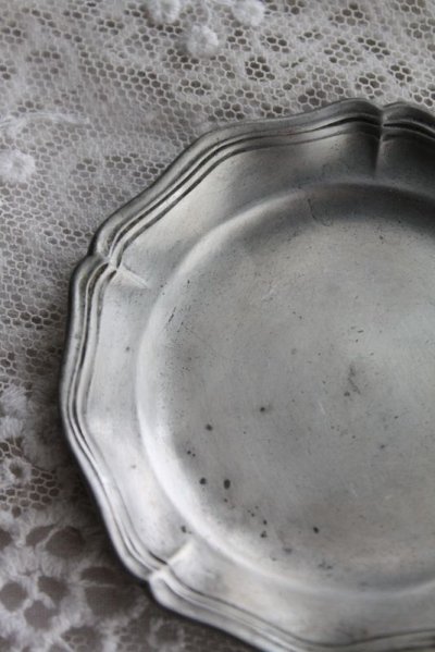 画像2: 1900年代初期　フランス製　アンティーク　ピューター・プレート　豆皿　花形リムの小さな皿　刻印有り　径 6.8ｃｍ