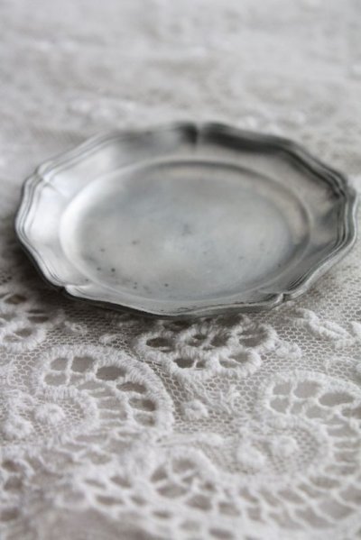 画像3: 1900年代初期　フランス製　アンティーク　ピューター・プレート　豆皿　花形リムの小さな皿　刻印有り　径 6.8ｃｍ
