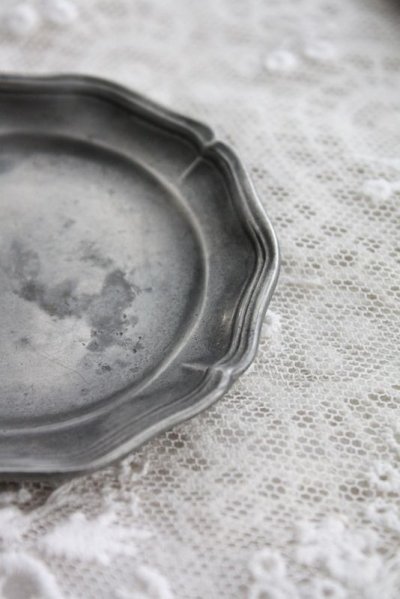画像1: 1900年代初期　フランス製　アンティーク　ピューター・プレート　豆皿　花形リムの小さな皿　刻印有り　径 6.8ｃｍ
