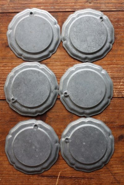 画像1: 1900年代中期　フランス製　ビンテージ　花リムの鋳造アルミプレート　豆皿6枚セット　ピューターのような質感　径 10ｃｍ