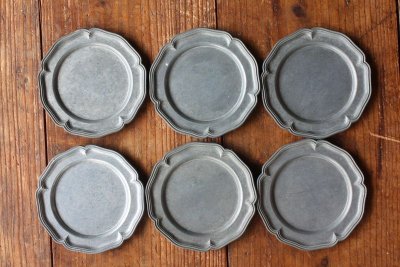画像2: 1900年代中期　フランス製　ビンテージ　花リムの鋳造アルミプレート　豆皿6枚セット　ピューターのような質感　径 10ｃｍ
