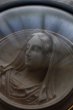 画像2: 1900年代初期　フランス製　アンティーク　木製黒額ガラスドーム　何とも優しいお顔のマリア様　レリーフ　径17.0ｃｍ (2)