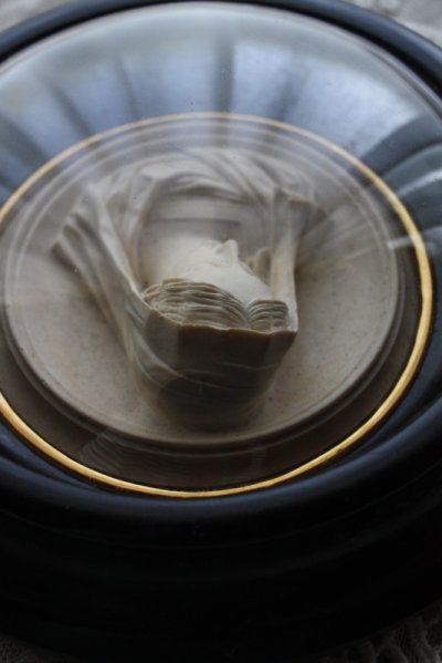 画像2: 1900年代初期　フランス製　アンティーク　木製黒額ガラスドーム　何とも優しいお顔のマリア様　レリーフ　径17.0ｃｍ