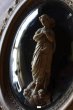 画像1: 希少　1900年代初期　フランス製　アンティーク　マリア像　枯金彩装飾　ガラスドーム楕円額　メダイヨン　レリーフ　34×28ｃｍ (1)