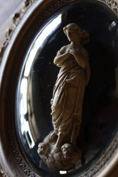 画像1: 希少　1900年代初期　フランス製　アンティーク　マリア像　枯金彩装飾　ガラスドーム楕円額　メダイヨン　レリーフ　34×28ｃｍ