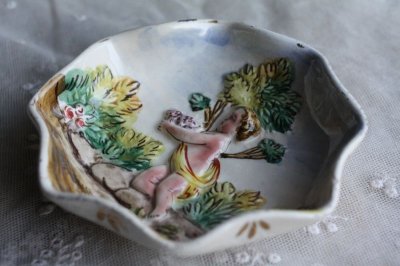 画像1: 1900年代初期　イタリア製　アンティーク　天使の小皿　浮かび上がったエンジェル　軟質陶器　経12.7cm