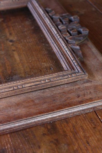 画像3: お勧めの逸品　フランス製　アンティーク　大きなオーク材の木製額　トップはリボンの飾り彫刻　内枠はビーズ彫り　55.4×45.0cm