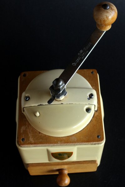 画像1: 1947年〜1960年　フランス製　プジョー　コーヒーミル　カフェオレ色　刃は完全メンテナンス済み極美　細粗挽き自在の実用品