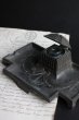 画像1: アンティーク　インクウェル　ペントレー　枯れた金属製　硝子インクポット　リボンモチーフ　1900年代初期　フランス製 (1)