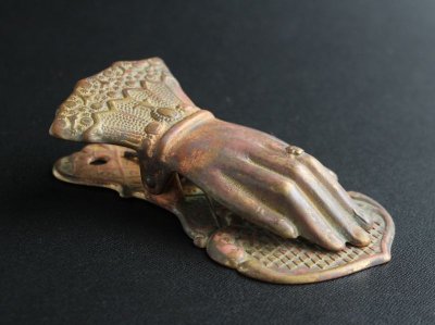 画像2: 1900年代初期　フランス製　アンティーク　貴婦人の手　ハンドクリップ　真鍮の枯れた渋い風合いが素敵です