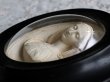 画像6: 1800年代後期 フランス製 サルヴァトーレ・マルキ作 「喜びの聖母 マリア」 アンティーク 黒木楕円額 ガラスドーム (6)