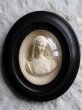 画像2: 1800年代後期 フランス製 サルヴァトーレ・マルキ作 「喜びの聖母 マリア」 アンティーク 黒木楕円額 ガラスドーム (2)