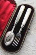 画像1: 1892年 英国アンティーク 純銀製 マザーオブパール 白蝶貝 Hilliard & Thomason工房 デザート フォーク スプーン セット 専用ケース付 (1)
