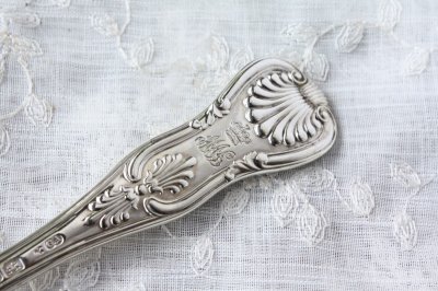 画像1: 極上美品　ヴィクトリアン銀器の代表　ジョージ・アダムス工房　豪華キングスパターン　テーブルフォーク　1857年　ロンドン製　20.5ｃｍ　114ｇ