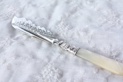 画像1: 美品　アンティークシルバー　マザーオブパール　純銀製　バターナイフ　1899年　英国バーミンガム　16.7ｃｍ