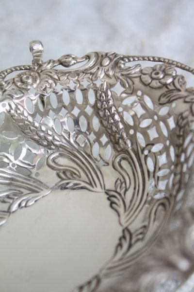画像1: 豪華美品　1892年製　英国ロンドン製　アンティーク　純銀製ディッシュ　見事な飾り象嵌 ＆ 立脚 ＆ 透かし加工　16.5ｃｍ　160ｇ