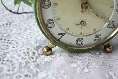 画像3: 1960年代　フランス製　ＳＭＩ　ビンテージ　ゼンマイ式時計　目覚ましのベルが鳴らないので、お買い得価格！