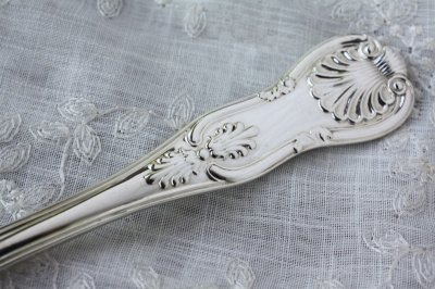 画像1: 極上美品　ヴィクトリアン銀器の代表　ジョージ・アダムス工房　豪華キングスパターン　テーブルフォーク　1857年　ロンドン製　20.5ｃｍ　105ｇ