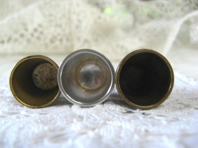 画像2: 1917年 英国チェスター製の純銀製シンブルと古い指貫（シルバープレート＆真鍮製）３個セット