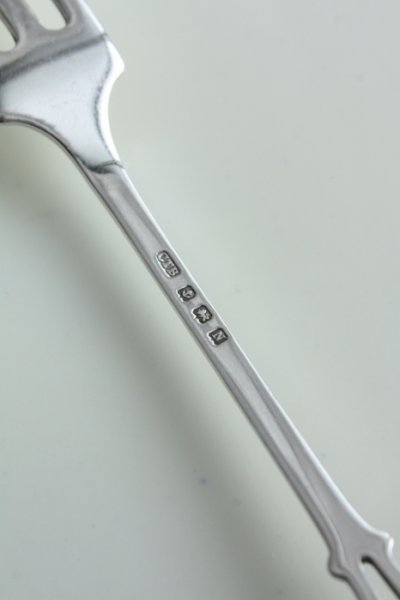 画像2: 希少　1937年　英国バーミンガム　純銀製　デザートフォーク　珍しいタイプのチューリップ刃 ＆ 透かしハンドル 13.5ｃｍ　美品