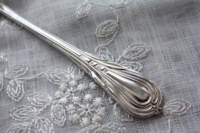 画像2: 希少　可憐なリリーパターン　純銀製ケーキフォーク　アール・ヌーボー　1915年　英国バーミンガム 　素敵なティータイムに！