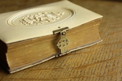 画像1: 1888年　フランス製　アンティーク聖書　ミサ聖典（キリスト教）　アイボリーセルカバーに聖杯・十字架・小花のモチーフ