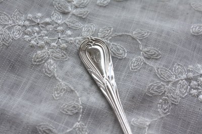 画像1: 希少　可憐なリリーパターン　純銀製ケーキフォーク　アール・ヌーボー　1915年　英国バーミンガム 　素敵なティータイムに！