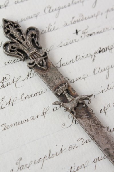 画像1: 1800年代後期　フランス製　小さなアンティークペーパーナイフ　絶妙のヤレ具合、トップの象嵌が素敵です！　12.7ｃｍ