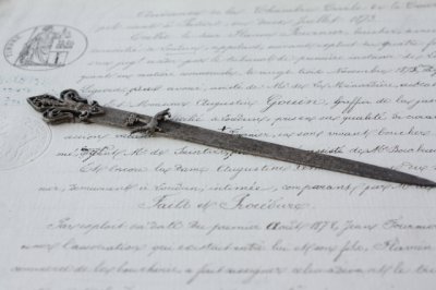 画像2: 1800年代後期　フランス製　小さなアンティークペーパーナイフ　絶妙のヤレ具合、トップの象嵌が素敵です！　12.7ｃｍ