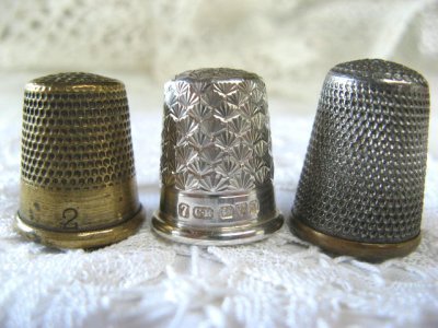 画像1: 1917年 英国チェスター製の純銀製シンブルと古い指貫（シルバープレート＆真鍮製）３個セット