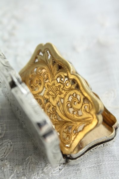 画像3: 1842年　英国バーミンガム　アンティーク　ヴィクトリアン　シルバー　純銀製ヴィネグレット　大変珍しい金彩透かしカバー縦開閉式