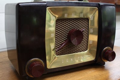 画像1: 美品　1950年代　アメリカ製　ゼニス（ZENITH）真空管ラジオ　H-615　ベークライト製　何と今でも現役です！　幅32ｃｍ　2.9kg