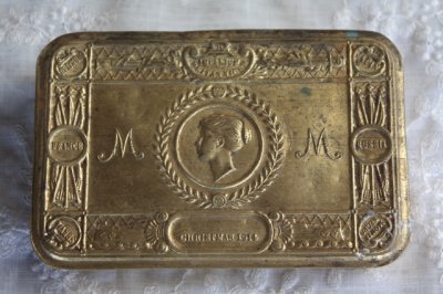 画像1: 希少　1914年製　英国メアリー王女からのクリスマスプレゼント　枯れた　アンティーク真鍮缶　（イギリス製）