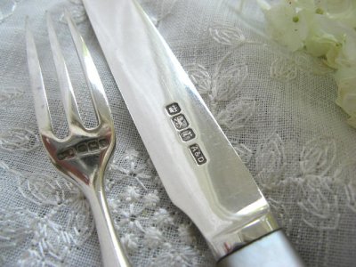 画像2: お買い得★食卓の宝石　マザーオブパール　純銀製ナイフ＆フォークセット 1909年 英国　シェフィールド製 