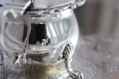 画像1: 鏡面の極美品　1910年　英国バーミンガム製　アンティークシルバー　純銀製　猫脚＆小花象嵌　マスタードポット　ガラスポット付　101ｇ