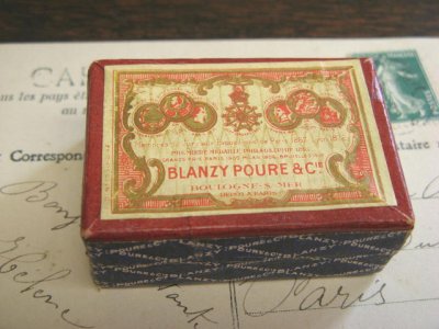 画像1: 1900年代初期　フランス　PARIS製　アンティーク　ニブペン小箱 ＆ ペン先多数　5.6×3.8×2.1ｃｍ
