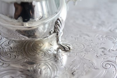 画像2: 鏡面の極美品　1910年　英国バーミンガム製　アンティークシルバー　純銀製　猫脚＆小花象嵌　マスタードポット　ガラスポット付　101ｇ