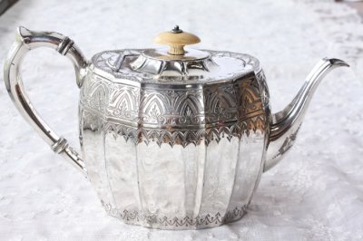 画像1: お買い得　1800年代　イギリス製　アンティーク　ヴィクトリアン　ティーポット（5カップ）　シルバープレート製　649ｇ