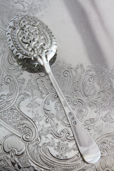 画像2: 美品　1896年　英国バーミンガム製　アンティークシルバー  純銀製　ジャムスプーン　希少な小花の打ち出しカップ　13.2ｃｍ