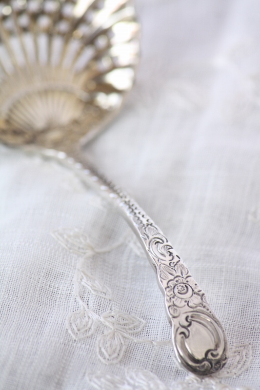 純銀製 シュガーシフタースプーン 透かし＆金彩 飾り加工 アンティーク 