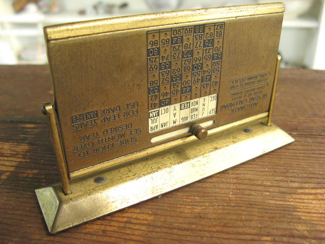 アンティーク 卓上カレンダー 古い真鍮が素敵です！ 1940年代 アメリカ製