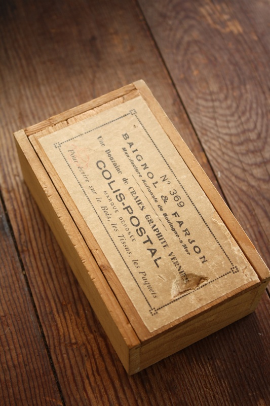 1900年代初期 フランス製 枯れたラベルの小さな木箱 チョークの入って